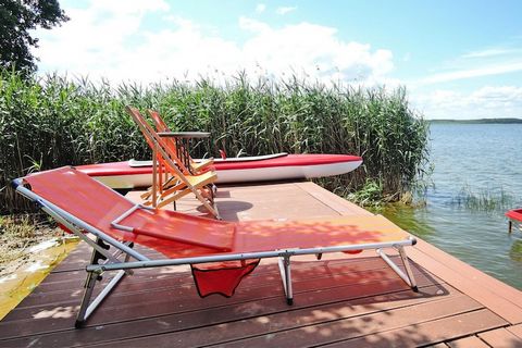 Maison de vacances pittoresque au milieu d'une réserve ornithologique et avec accès direct au lac. Le grand jardin offre un espace pour jouer et courir - idéal pour les familles avec enfants. Votre logement de vacances est situé à Nowe Warpno, une jo...