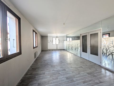 Découvrez cet appartement 3 pièces de 80m2 Carrez, situé au centre du village de Faverges. Le bien bénéficie d'une vue sur le centre village et les montagnes environnantes. Orienté Nord / Nord-Ouest. Appartement situé au premier étage d'une coproprié...