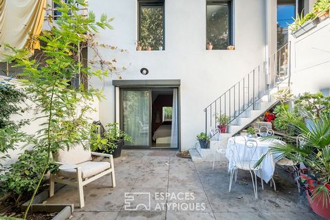 In the heart of the 5th arrondissement of Marseille, in a sought-after environment where history and modernity mix, this magnificent townhouse, completely renovated in 2021, embodies the perfect alliance between old charm and contemporary comfort. Wi...