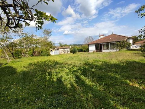 Situé sur la commune d'Availles-Limouzine maison année 60 sur sous-sol implantée sur une parcelle de 21 ares 93 centiares clôturée accessibilité possible sur le terrain avec un camping car. - Composé d'une entrée, une pièce de vie avec cheminée , bal...