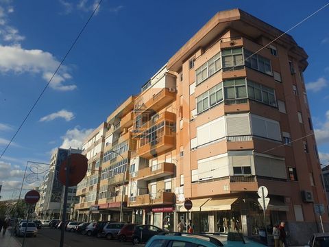 Appartement de 2 chambres dans un immeuble avec 2 ascenseurs, à côté du parc central d'Amadora, à 1 minute à pied de la gare d'Amadora et à 18 minutes du métro et de la gare Reboleira, cuisine entièrement rénovée et équipée avec : - Four - Plaque -Ve...