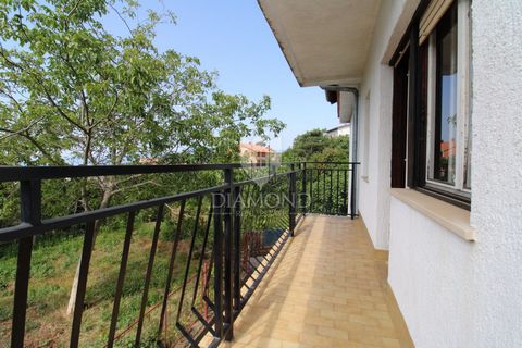 Location: Primorsko-goranska županija, Rijeka, Drenova. Rijeka, Drenova, detached house with three apartments Near the house there are shops, schools, kindergartens and other important institutions. The house is located in a quiet and pleasant enviro...