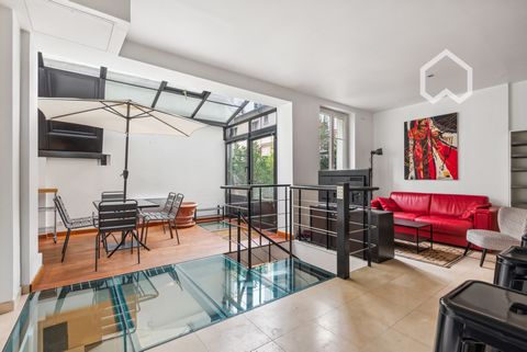 Rental under civil or company lease. Architect's apartment of 80 m², completely renovated: loft-type artist's studio in duplex in open space, overlooking a small private garden, sunny (south-west orientation), quiet and spacious. Capacity: 1 to 4 peo...