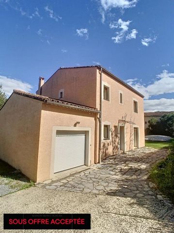 Très belle maison de 128 m² et sa véranda de 30 m², vendue meublée, sur un joli terrain plat de 750 m² avec piscine. Idéalement située, au calme, à proximité du centre ville. Elle se compose de la manière suivante : - Au rez de chaussée, un salon de ...