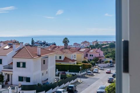 Este deslumbrante apartamento, recentemente remodelado, destaca-se pela abundância de luz natural e pela maravilhosa vista para o mar. Localizado em uma zona tranquila, a poucos passos do centro da Ericeira e das suas belas praias, oferece o equilíbr...