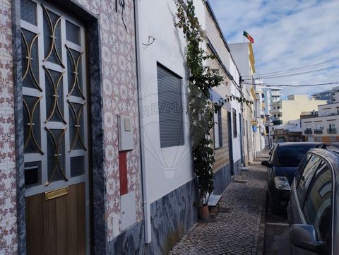 Maison typique d’Olhão Situé à quelques minutes à pied du marché et de la marina d’Olhão. Cette villa de 2 chambres se compose de deux étages, et au rez-de-chaussée il y a le salon, une chambre, une cuisine et une salle de bain avec douche. Au premie...