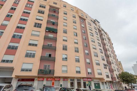 Apartamento T2 Virado a Sul com Arrecadação 2º Andar em Excelente Estado Venha conhecer este apartamento T2, localizado na Estrada Marques de Pombal - Rinchoa num 2º andar com ótima exposição solar, totalmente virado a sul, garantindo uma excelente i...