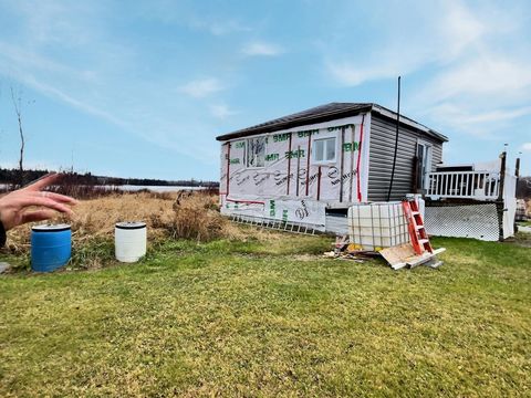 Chalet 3 saisons rustique et chaleureux. Vous rêvez d'une escapade où le temps s'arrête et où la nature vous enveloppe? Ce petit chalet sans électricité, au bord du petit lac Barrière, est votre refuge parfait! Bord de lac idéal pour la baignade, le ...