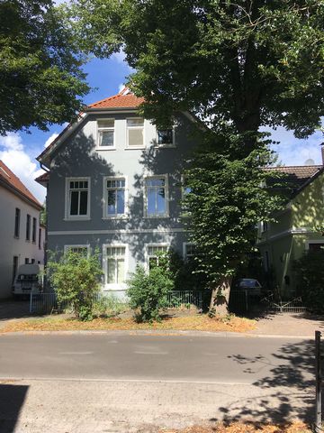 This Beautiful 3-room-flat is located near the citycentre (15min Walk): coffe, markets, nightlife, museum and theatre. You reach the next supermarket and busstation in two minutes. The apartment is a good choice for Single persons, a couple or a smal...