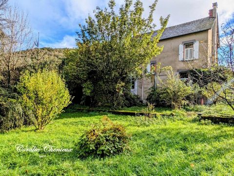 Située sur la commune de Bassignac, cette charmante maison en pierre n'attend que vous pour retrouver son cachet d'antan. Elle se trouve à 10 minutes de Ydes et 20 minutes de Mauriac, ce qui permet d'avoir rapidement accès aux commerces, écoles et mé...