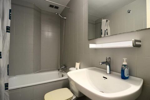 Ecco il tuo affascinante rifugio sulla Costa Brava! Questo appartamento con una camera da letto, perfetto per 3 persone, offre un confortevole spazio abitativo di 43 m². Situato in posizione ideale, siete a soli 200 metri dal supermercato, a 400 metr...