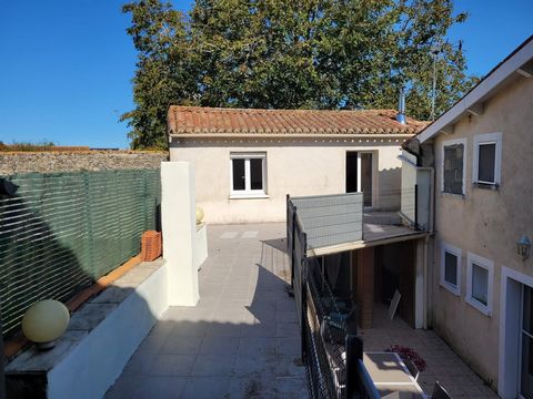 Je vous propose cette charmante maison de bourg de 1940 entièrement rénovée avec goût. Située dans le centre bourg de la commune de Maillé, vous pourrez profiter du cadre paisible , du calme de la campagne, d’une maternelle, d’une école primaire et d...