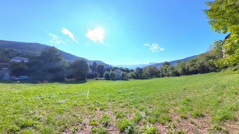 Situé au cœur de la charmante commune de La Motte-d'Aveillans (38770) proche de La Mure à une altitude idéale de 872 m pour échapper aux rigueurs de l'été, ce terrain de 880 m² offre un cadre de vie paisible et authentique. Niché dans un environnemen...