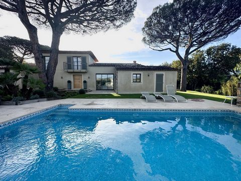 A 6 mn en voiture de Saint-Tropez et proche de toutes commodités, villa spacieuse et lumineuse de 214m2 de surface habitable y compris le garage. Totalement rénovée en 2024, cette villa traversante sur deux niveaux comprend au RDC : une entrée donnan...