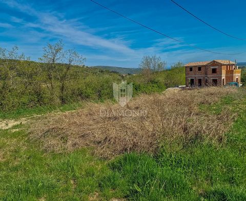 Location: Istarska županija, Buje, Krasica. Grisignana, dintorni Vendesi ampio terreno edificabile di 1335 m2. Il terreno si trova vicino a Grisignana, ai margini della zona di costruzione. Un'opportunità per gli acquirenti che cercano un terreno edi...