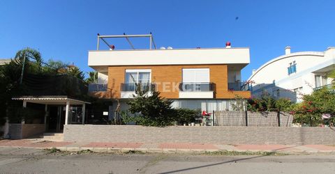 Appartement meublé près de la plage de Lara à Güzeloba, à distance de marche des commodités sociales Situé dans le quartier Martılı de Güzeloba, cet appartement offre un style de vie confortable avec toutes les commodités sociales de la vie urbaine m...