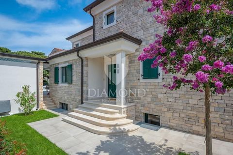 Location: Istarska županija, Umag, Zambratija. Istria, Zambratija (Umag) Offerta esclusiva dell'agenzia Diamond! Una casa vacanze di qualità con piscina in vendita in una bella posizione situata in 2a fila dal mare e dalle spiagge più belle. La casa ...