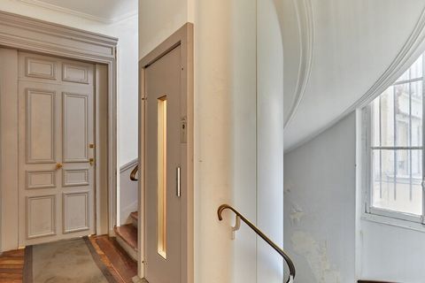 Prächtiges Apartment mit 3 Schlafzimmern und 3 Bädern, voll klimatisiert (Arbeiten abgeschlossen im Juni 2024) in einem wunderschönen Pariser Gebäude, äußerst gut gelegen auf halbem Weg zwischen dem Marais, der Rue Montorgueil und dem Place des Victo...