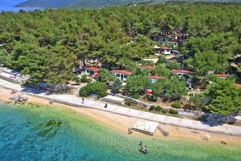 En una ligera pendiente, directamente en una larga playa de guijarros con una sección nudista, un puerto deportivo para botes pequeños y una zona de piscina de nueva construcción, en una hermosa península cerca de la capital de la isla, Cres. Las cas...