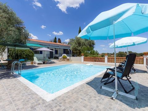 In the heart of the Alentejo, between open fields and wide horizons, lies this traditional eighteenth-century villa a rare refuge for those who value authenticity, privacy, and natural beauty. Located in Vila Verde de Ficalho, a quiet area of Alentej...