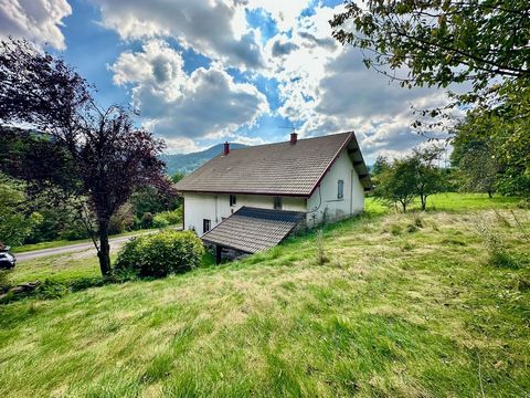Fresse (70) This old farm is located in a quiet and bucolic area in the Milles Étangs sector, it is composed of: On the ground floor: entrance hall leading to a closed kitchen, double living room with insert fireplace and direct access to the garden,...