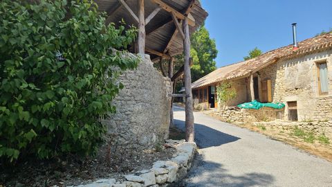 Vie en autarcie  Maison de caractère en pleine nature avec dépendances, caves et puits