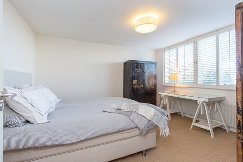 Confort et espace avec vue imprenable Nichée dans un coin paisible de Kamperland, cette maison de vacances accueillante offre une vue imprenable sur l'Escaut oriental et le port de plaisance depuis le salon situé à l'étage. Que vous vous prélassiez s...