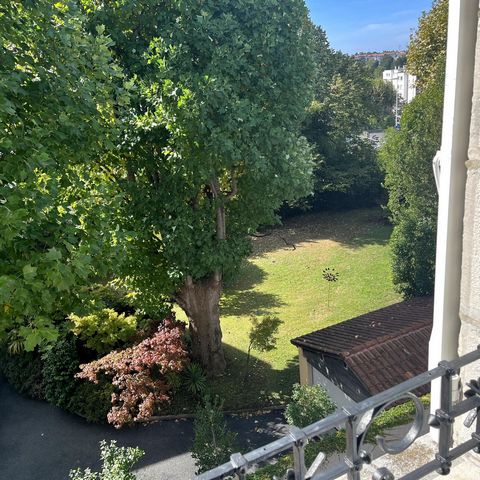 Villa de caractère rénovée, au cœur de la côte basque Charme de l’ancien, prestations haut de gamme et potentiel touristique à deux pas de Biarritz et du centre historique de Bayonne.