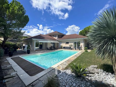 Ideaal gelegen tussen de oevers van het meer van Bourget en het bruisende hart van de stad, biedt deze villa in eigentijdse stijl een bevoorrechte levensstijl die zowel sereen, praktisch als verfijnd is. Volledig gerenoveerd in 2024 met hoogwaardige ...