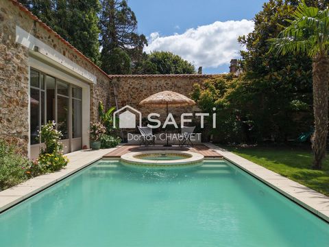 Maison de maître d'exception avec piscine, jardin et dépendances