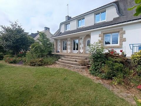 Découvrez cette grande maison familiale située à proximité immédiate du centre-ville de Pontivy. Construite sur une parcelle de plus de 600 m², cette maison traditionnelle bretonne sur sous-sol complet, se compose en rez-de-chaussée : d'une belle ent...