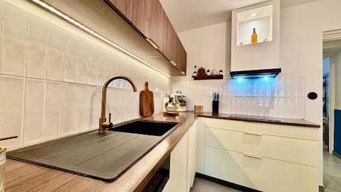 Appartement rénové 102 m² avec dépendance, cave, terrasse et grand parking en Centre-ville En plein centre-ville, découvrez ce superbe appartement de 102 m², entièrement rénové avec goût, offrant confort et modernité. 2 chambres spacieuses Salon, séj...