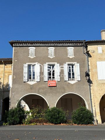 découvrir sans tarder : charmante maison en pierre au caractère unique, avec son porche en arcade, idéalement située au cœur du village de Pujols !