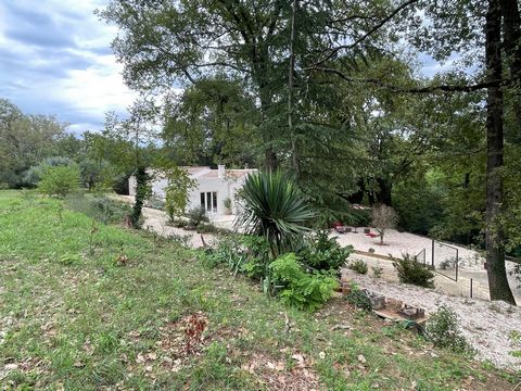 BELLE MAISON PROVENÇALE DANS SON ÉCRIN DE VERDURE