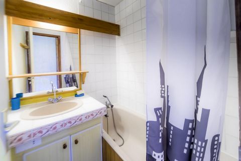 The residence Les Chabrières I are located at Risoul, 100 m away from ski school, shops and the center. This 6 floor residence with lift is ideally situated in the center of the ski resort. Surface area : about 41 m². 6th floor. Orientation : South. ...