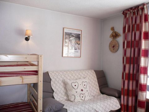 Residence les Edelweiss is located in Vars Les Claux ski resort, 350 meters to the slopes and ski school. Closest shops are to be found 300 meters away. Surface area : about 22 m². 3rd floor. Orientation : South-West. Living room with bed-settee, 2 b...