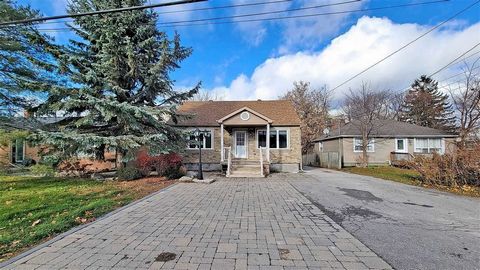 Renovated Home Located In Desirable Location Within Walking Distance To Yonge St., Transit, The Community Centre And Lake. Oversized Gourmet Kitchen Leading Via Large French Drs. To Approx. 30X9 Ft Concrete Deck Overlooking Large Yard!