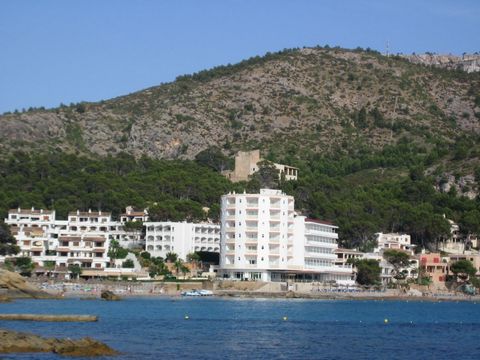 2 * Hotel for sale due to the owner's retirement. Arenal ZONE- Playa de Palma with 34 rooms, 56 places in Hosteleras. Open all year round with an occupancy of 80/90%. Fully assembled and equipped. It enters mature areas, it can be remodeled to 4 * an...