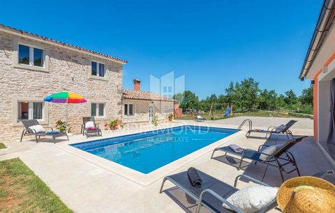 Location: Istarska županija, Višnjan, Mališi. Istria, Visnjan In the vicinity of Visnjan in a small and quiet Istrian village is located this charming property with two houses. The property is spread over a plot of 2066 m2, the area of both houses is...