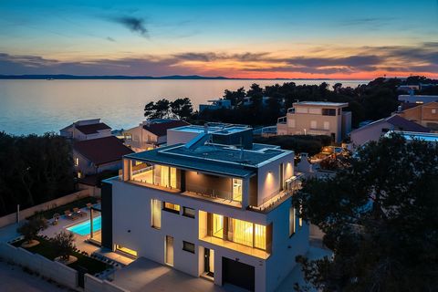 Elegant villa i Petrčani, 12 km från Zadar. Beläget i ett utmärkt läge, intill en tallskog, 50 meter från havet och stranden. Petrčane är en liten stad känd för de vackraste stränderna i Zadar-regionen, perfekt för familjeturism. Villans boyta är 343...