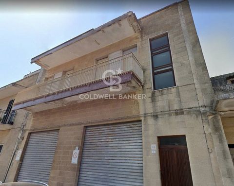 PUGLIA-LECCE-SHIRTS In the heart of the town a few steps from the historic center we offer for sale an entire building on 2 levels of about 400 square meters. The housing solution, which is located on the first floor, consists of large and bright roo...