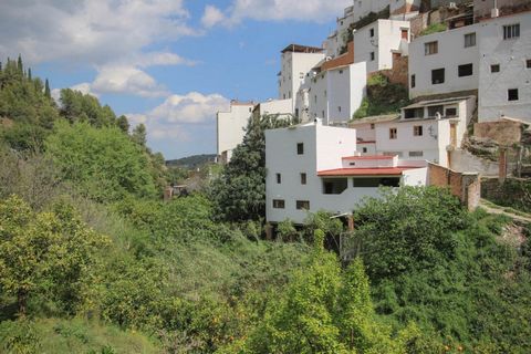 Construction of 100m2 located in the charming village of Tolox. Initially registered as a warehouse, it is distributed over two floors. One of them consists of a kitchen and a bedroom with stairs that give access to a terrace overlooking the Sierra. ...
