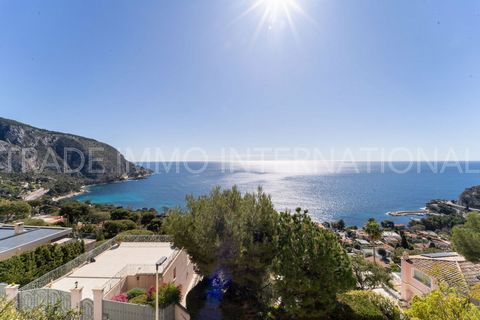 Permit granted for the construction of a villa of approximately 309 sqm on a plot of 526 sqm. The villa will include a garage for 4 vehicles, with elevator serving the four levels, a living room, dining room, open kitchen, 4 bedrooms, 1 apartment on ...