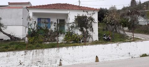 House for sale in Kamarina-Zaloggo. The house is 75 sq.m., built in 1975 on a plot of 330 sq.m. Located on the provincial road of Preveza – Kamarina and at a distance of 40 meters from the central square of the village. Structurally in excellent cond...
