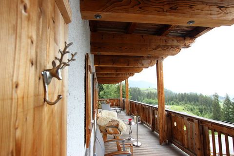 Ten wysokiej jakości apartament SKI IN SKI OUT położony jest na granicy Salzburgerland i Tyrolu, na wysokości 1200 metrów, z gwarancją śniegu. Wyjątkowy, ponieważ znajduje się bezpośrednio na stokach terenów narciarskich Kirchberg i Kitzbühel oraz dl...