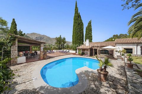 Traditional Mallorcan country home in walking distance to Pollensa town Lovely finca on a peaceful location, only a short drive through a private path with orange groves, old oaks and carob trees away from Pollensa town centre. This traditional prope...