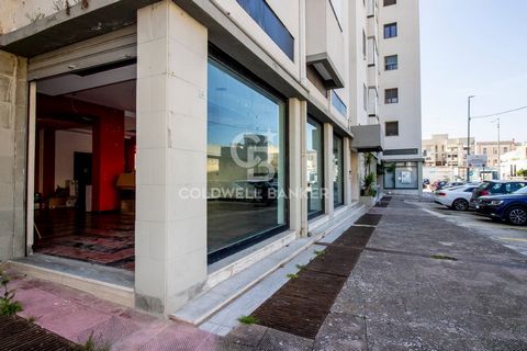 Coldwell Banker, offers for sale, a large and spacious commercial space, in good condition, of about 127 square meters. Lunita immobiliare is located on the ground floor facing the street with a wide sidewalk, in a side street of the renowned Via App...