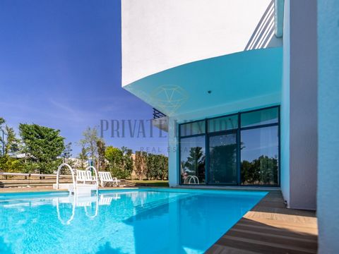 Come and live with tranquility in a house with garden and pool, surrounded by the serenity of nature. It is a villa with entrance to the hall, spacious living room with 60m2 and open to the pool, practical kitchen, with natural lighting and adapted t...