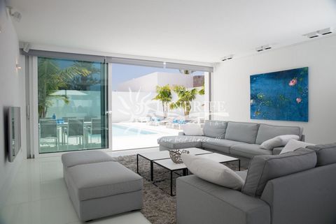 Deze villa ligt aan de Calle Diana, 38630, Arona, Santa Cruz de Tenerife, aan de Costa del Silencio. Het is een villa die 220 m2 heeft en beschikt over 4 kamers en 3 badkamers. Features: - Terrace - SwimmingPool