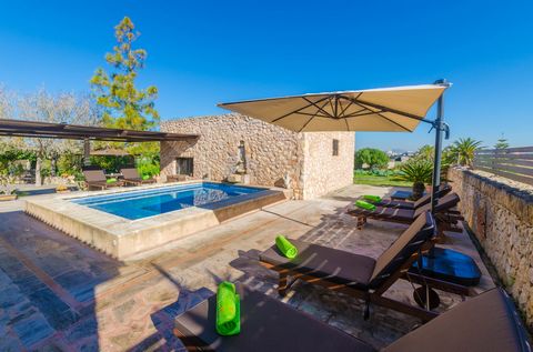 This wonderful country house with an incomparable character, combining rustic elements with touches of the Balinese style, will fully delight you. It is located in Manacor, it has a private pool and can accommodate from 6 to 8 people. Any corner in t...